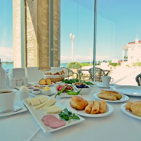 Hotel Cunda Kivrak 2*